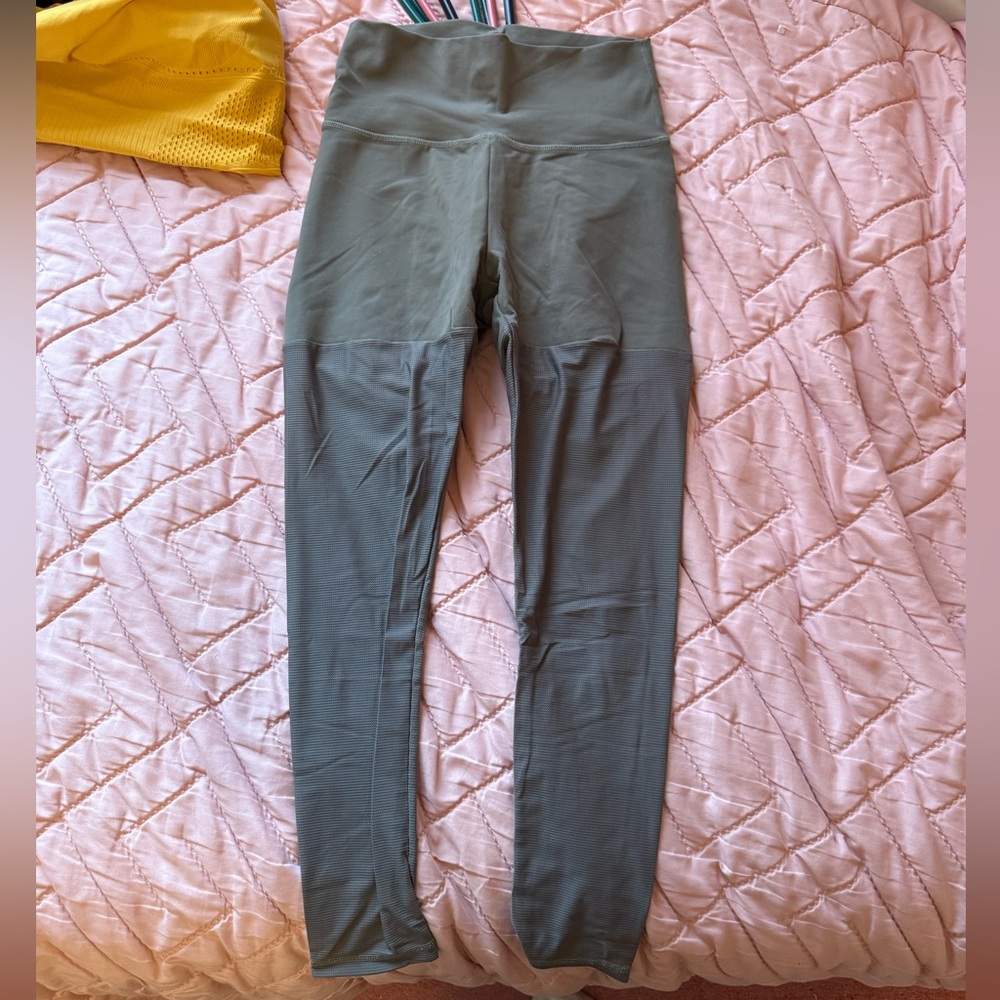 ECHT high-waist olive green mesh scrunch butt leggings